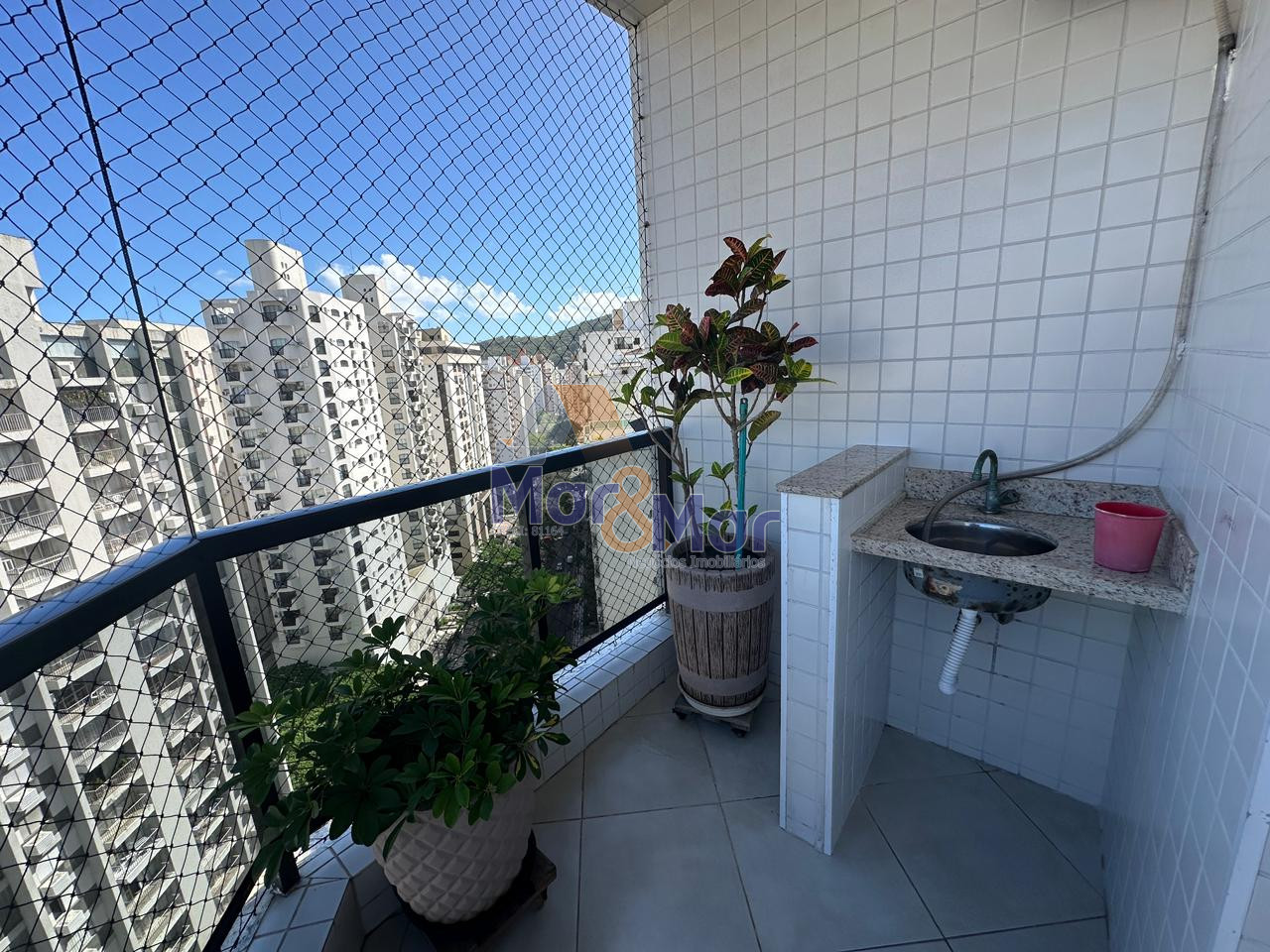 Apartamento na Praia das Pitangueiras, Guarujá - SP