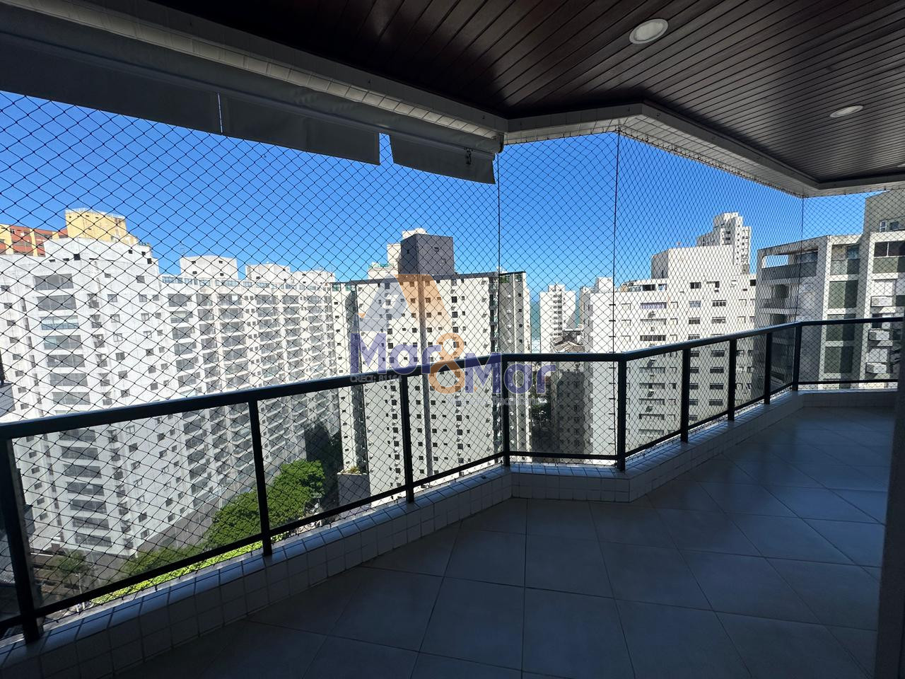 Apartamento na Praia das Pitangueiras, Guarujá - SP