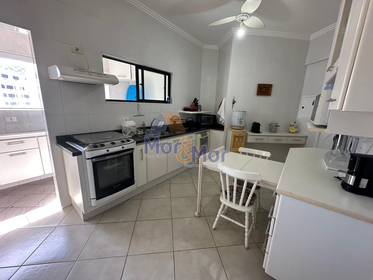 Apartamento na Praia das Pitangueiras, Guarujá - SP