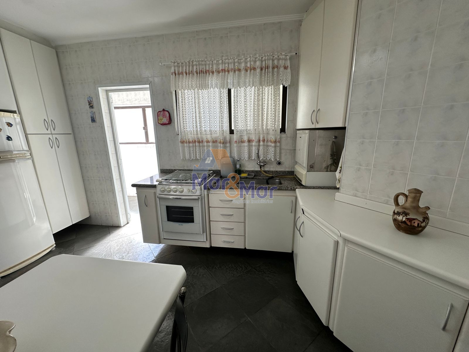 Apartamento na Praia das Pitangueiras, Guarujá - SP