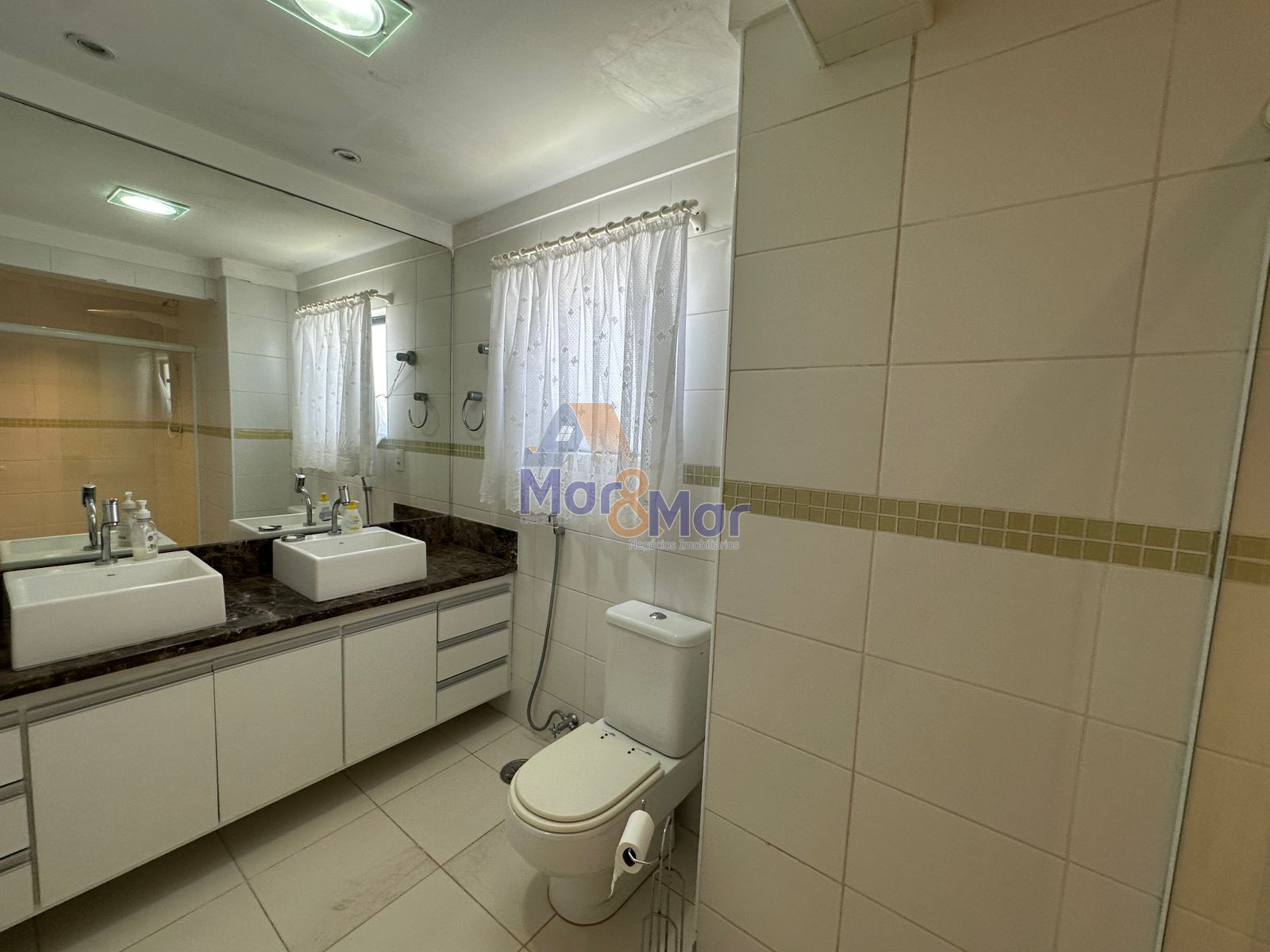 Apartamento na Praia das Pitangueiras, Guarujá - SP