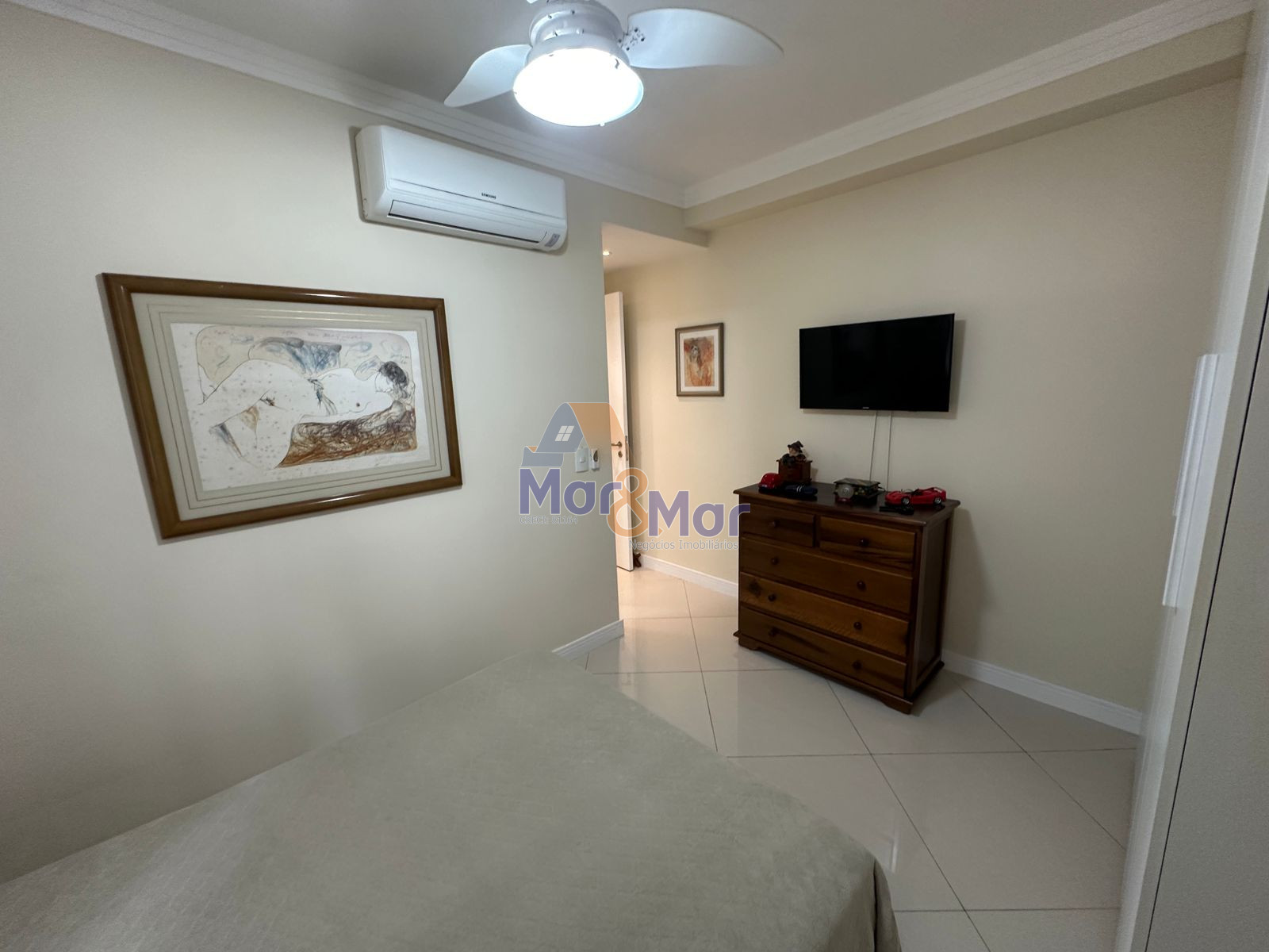 Apartamento na Praia das Pitangueiras, Guarujá - SP