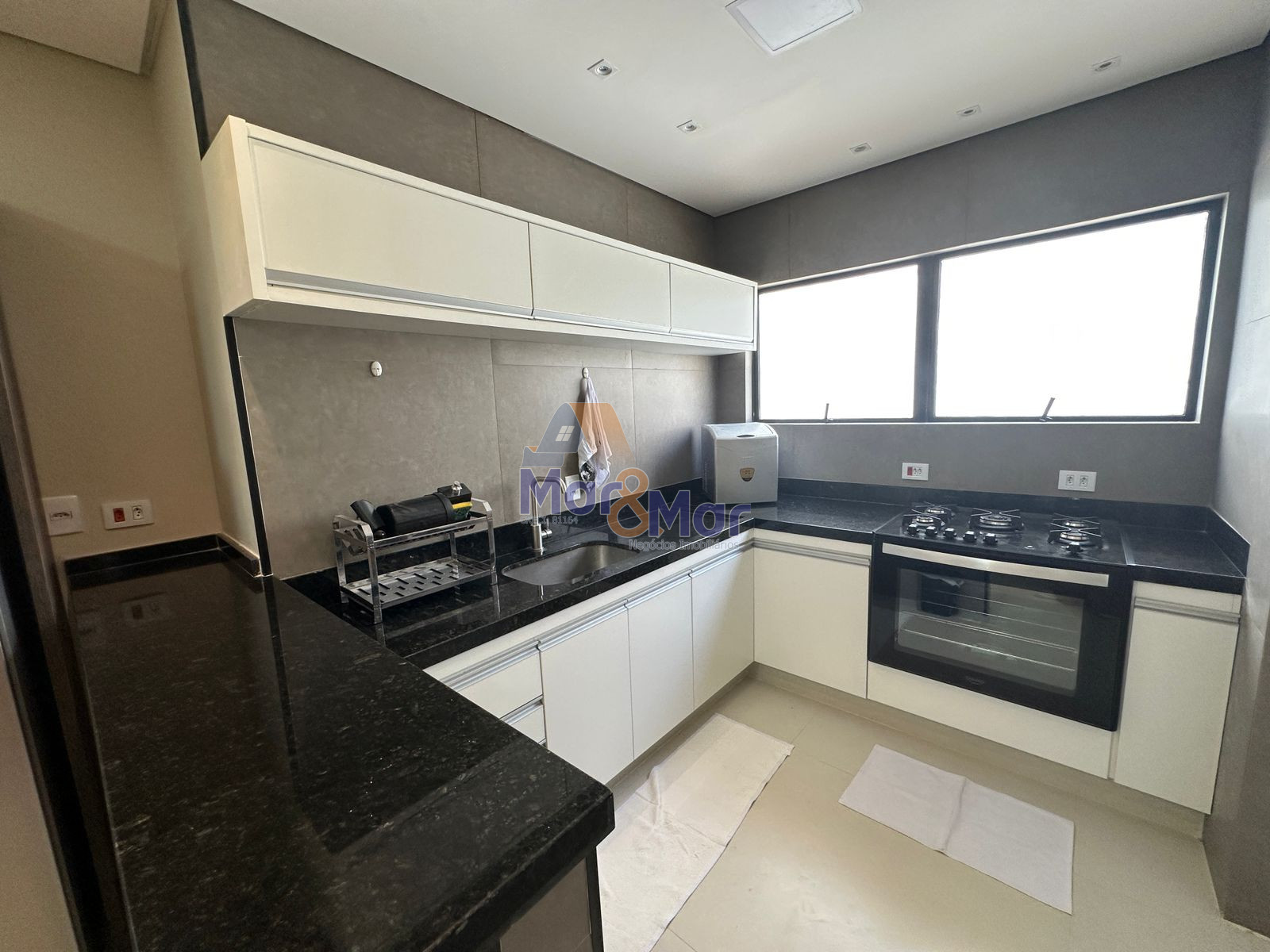 Apartamento na Praia das Pitangueiras, Guarujá - SP