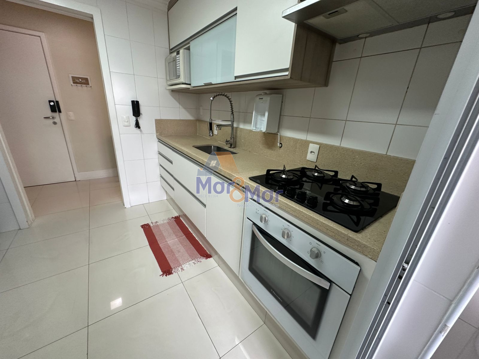 Apartamento na Praia das Pitangueiras, Guarujá - SP