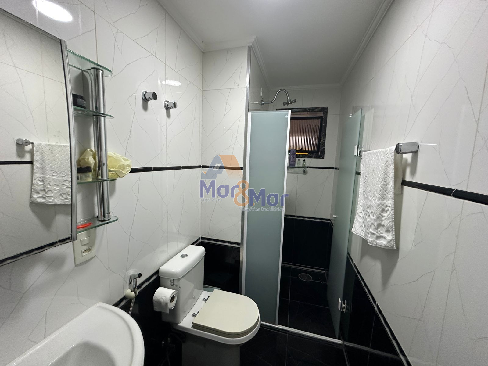Apartamento na Praia das Pitangueiras, Guarujá - SP