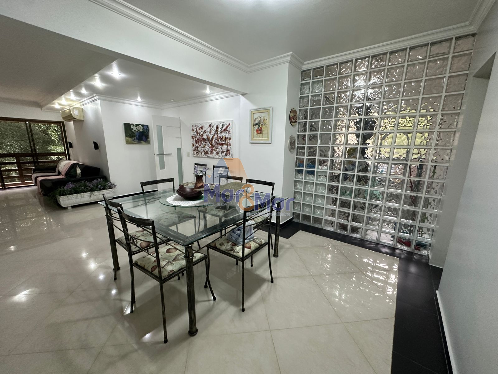 Apartamento na Praia das Pitangueiras, Guarujá - SP