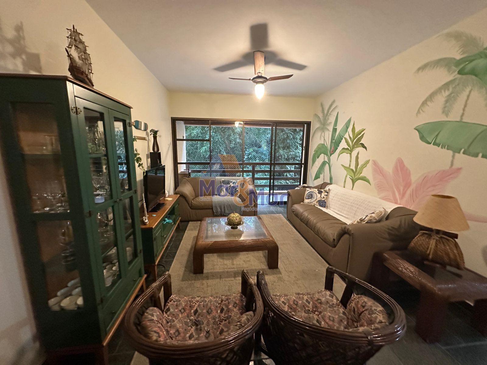 Apartamento na Praia das Pitangueiras, Guarujá - SP