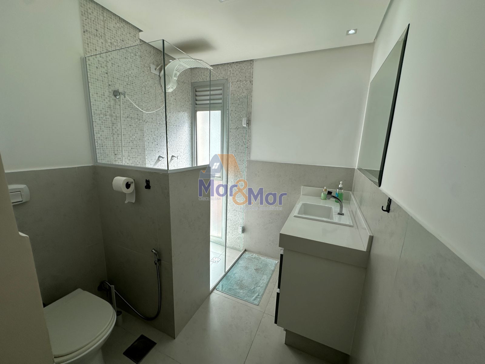 Apartamento na Praia das Pitangueiras, Guarujá - SP