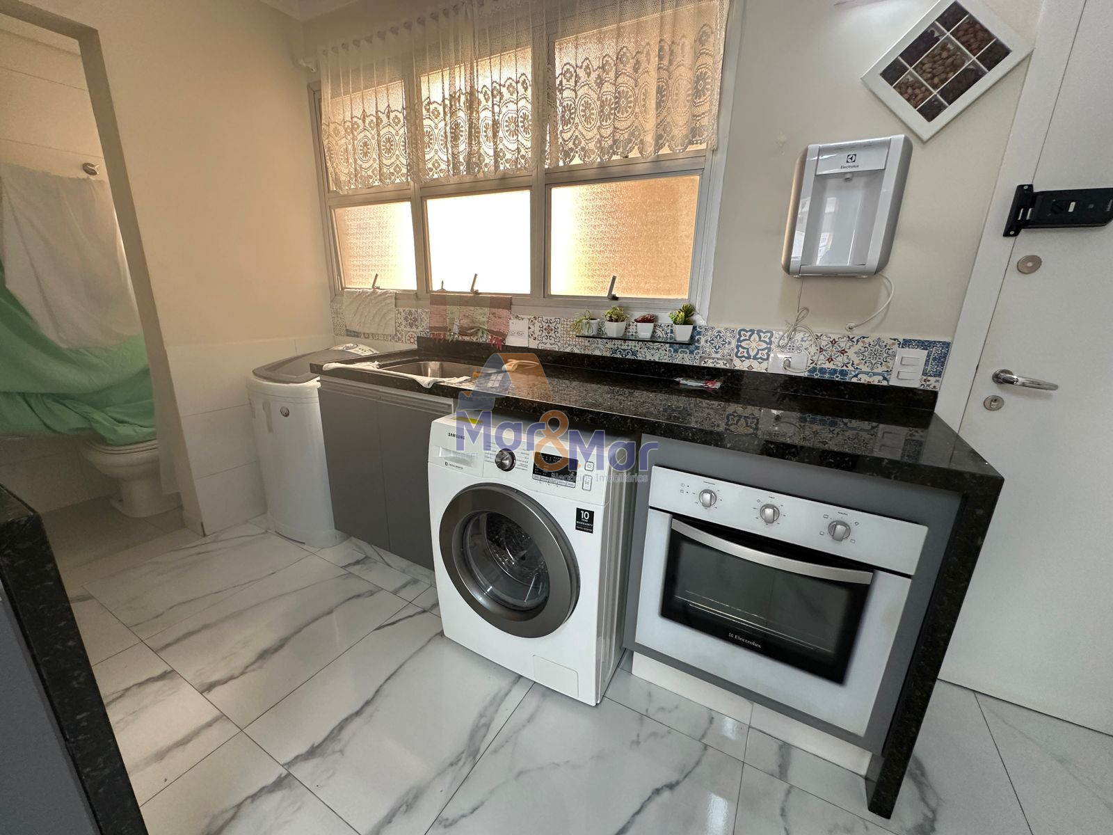 Apartamento na Praia das Pitangueiras, Guarujá - SP