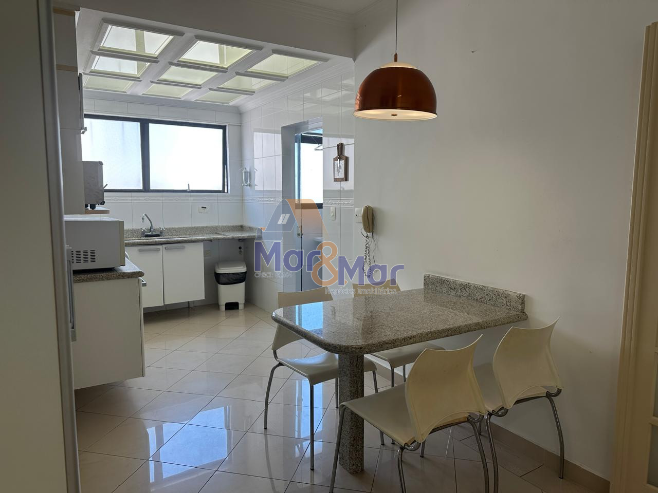 Apartamento na Praia das Pitangueiras, Guarujá - SP