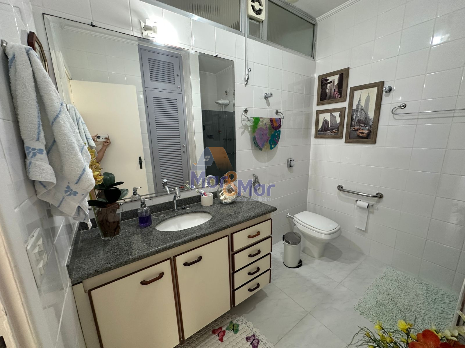 Apartamento na Praia das Pitangueiras, Guarujá - SP