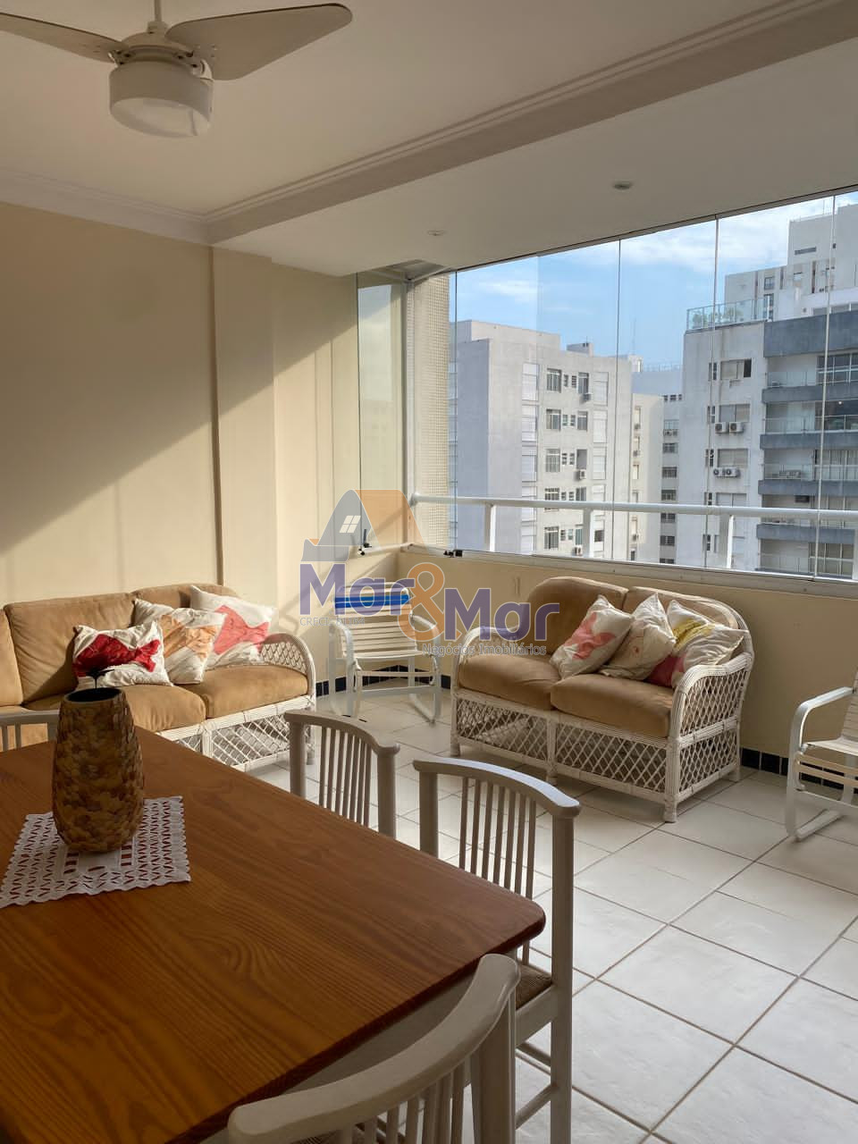 Apartamento na Praia das Pitangueiras, Guarujá - SP