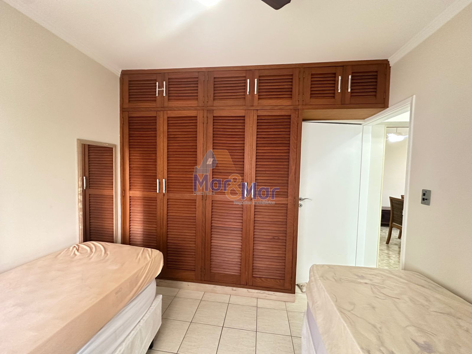 Apartamento na Praia das Pitangueiras, Guarujá - SP