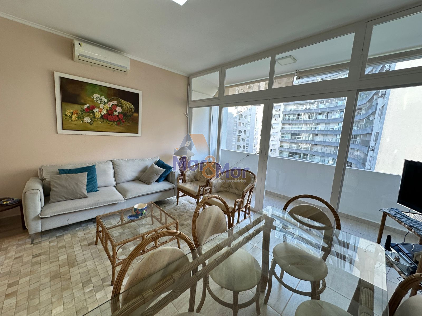 Apartamento na Praia das Pitangueiras, Guarujá - SP