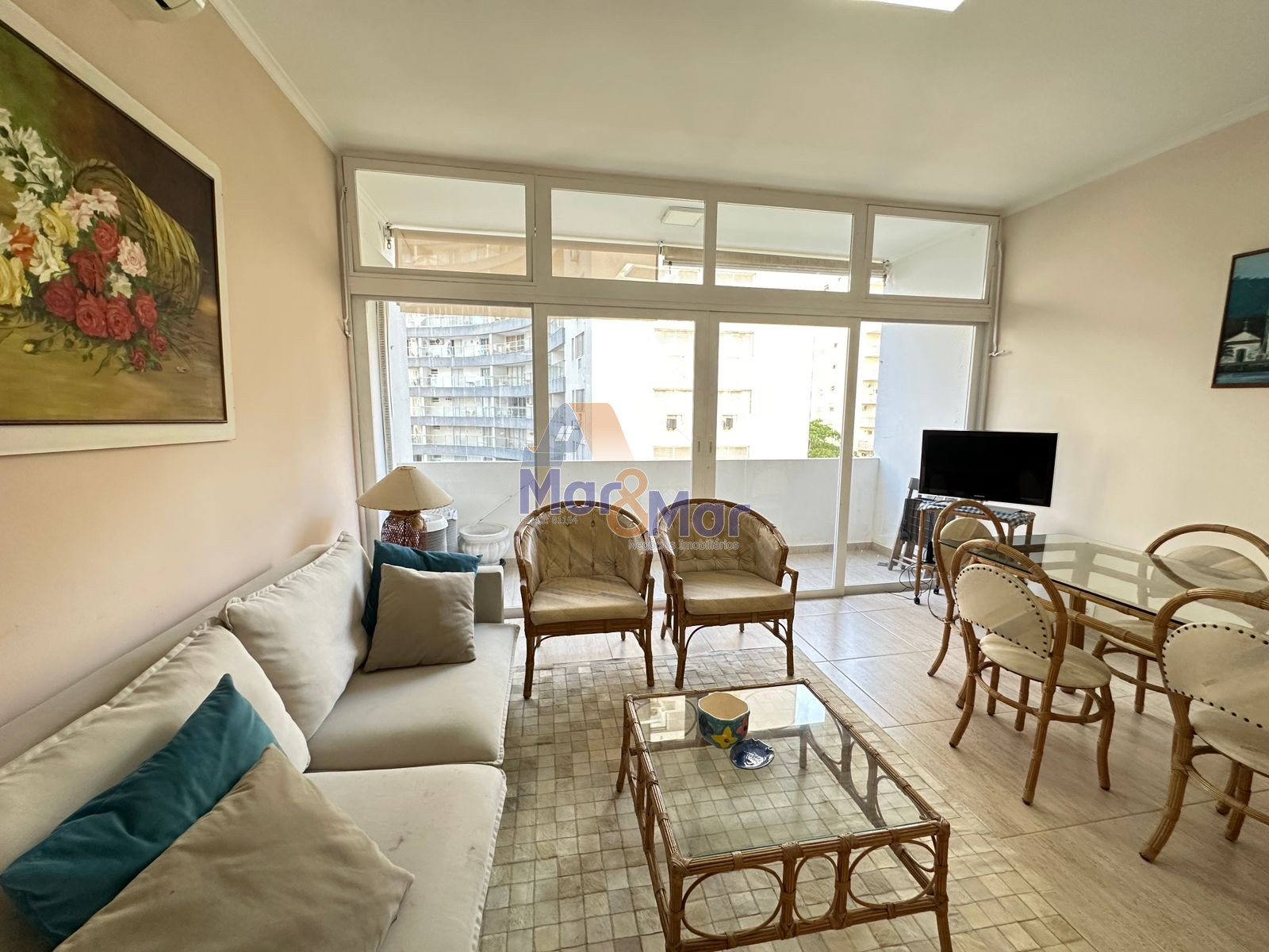 Apartamento na Praia das Pitangueiras, Guarujá - SP