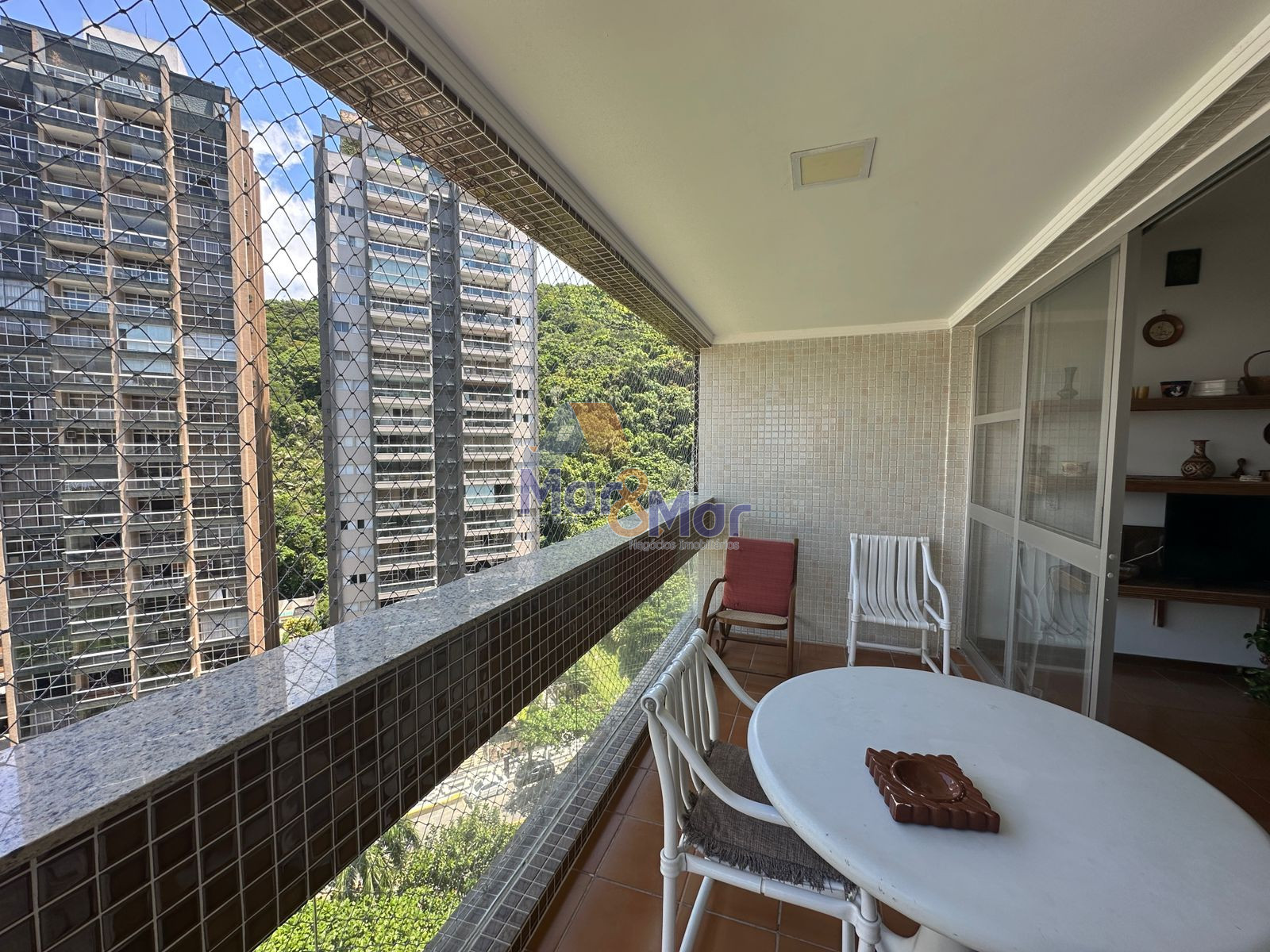 Apartamento na Praia das Pitangueiras, Guarujá - SP