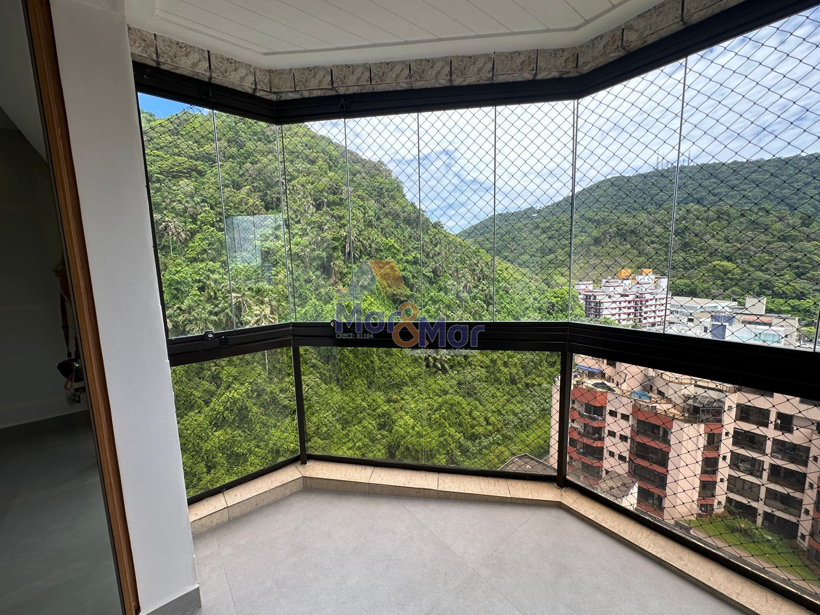 Apartamento na Praia da Enseada, Guarujá - SP