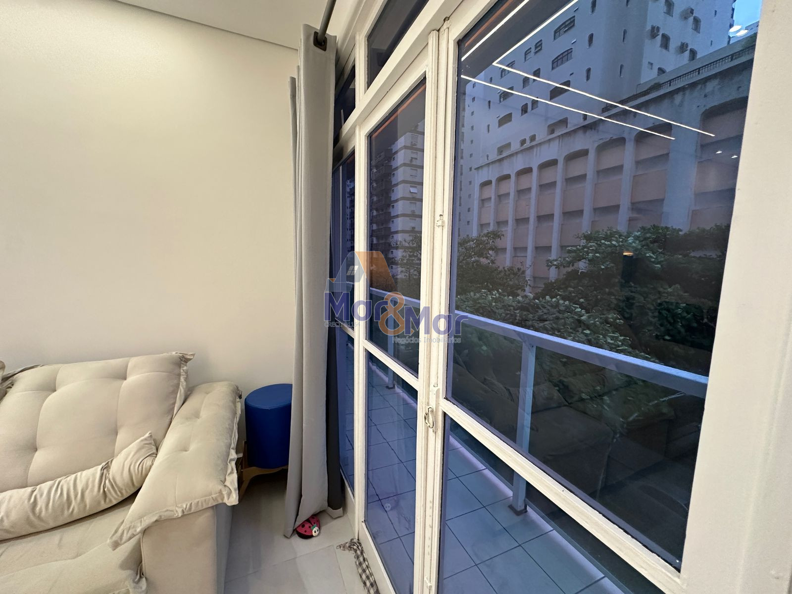 Apartamento na Praia das Pitangueiras, Guarujá - SP