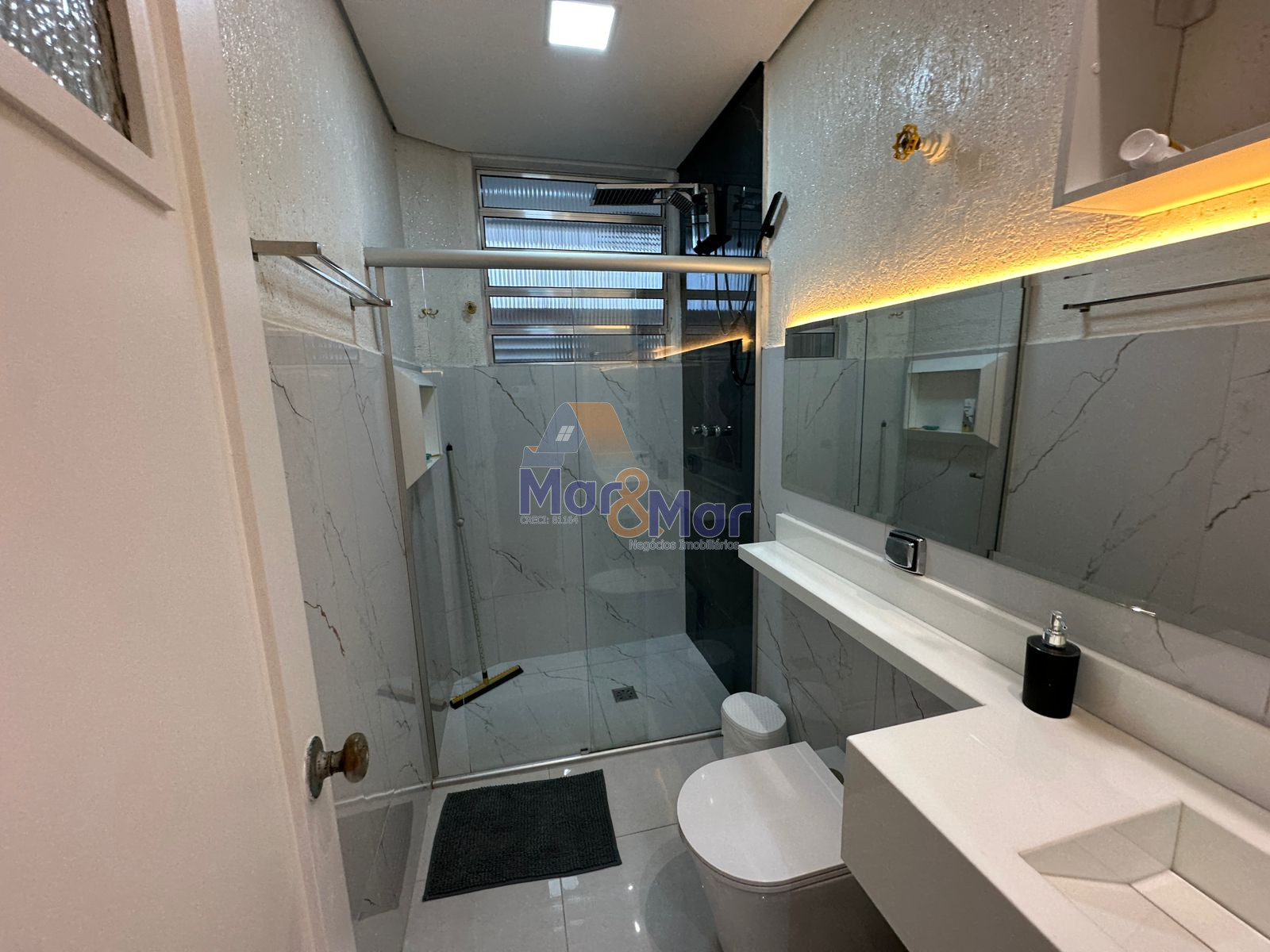 Apartamento na Praia das Pitangueiras, Guarujá - SP