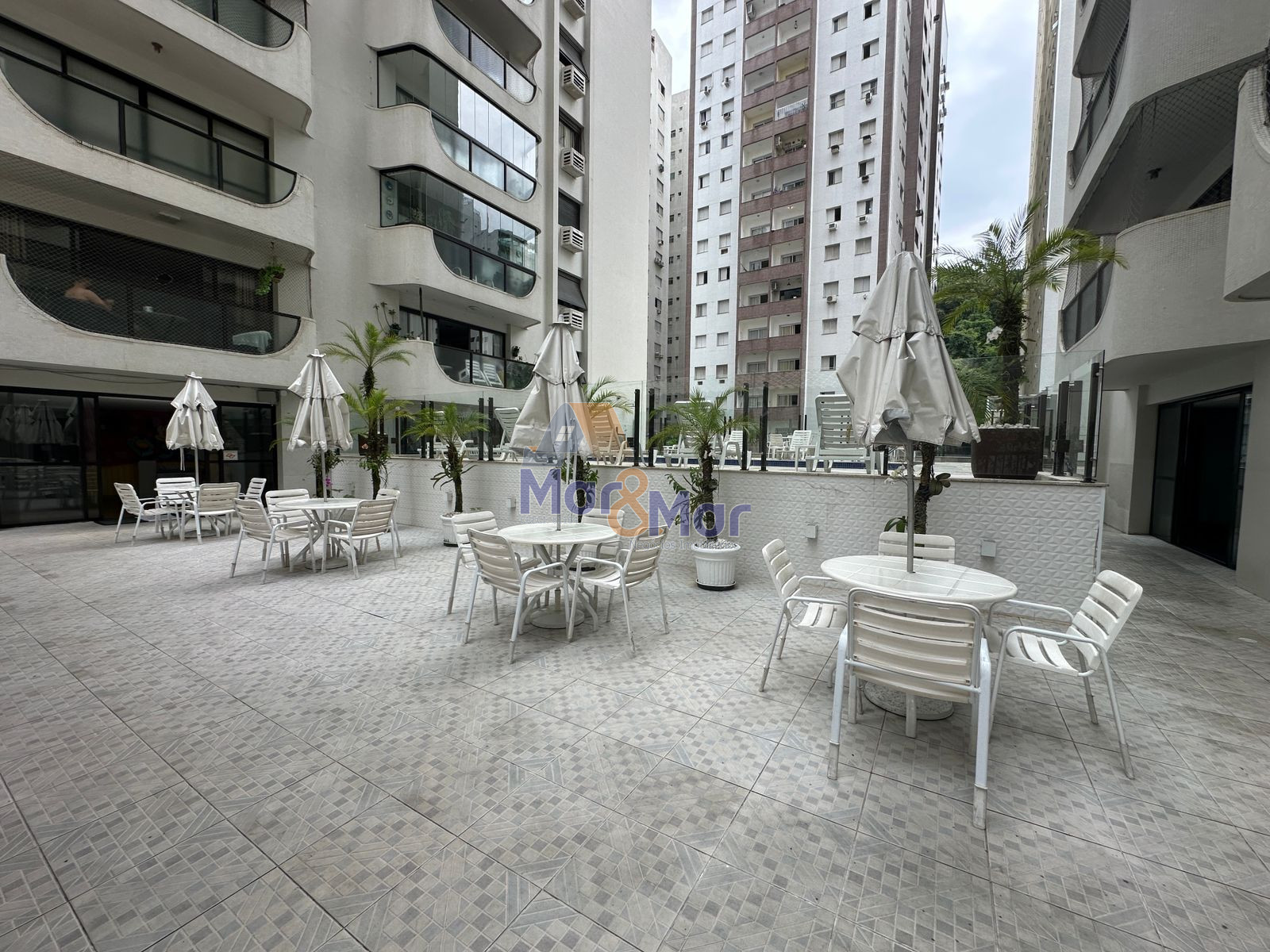 Apartamento na Praia das Pitangueiras, Guarujá - SP