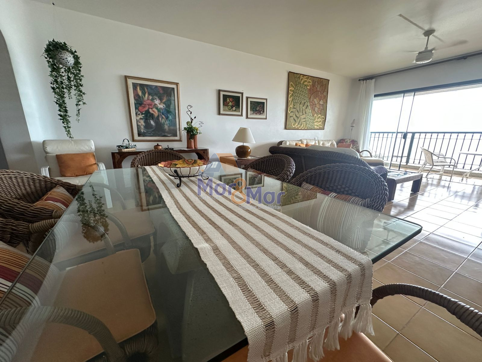 Apartamento na Praia das Pitangueiras, Guarujá - SP