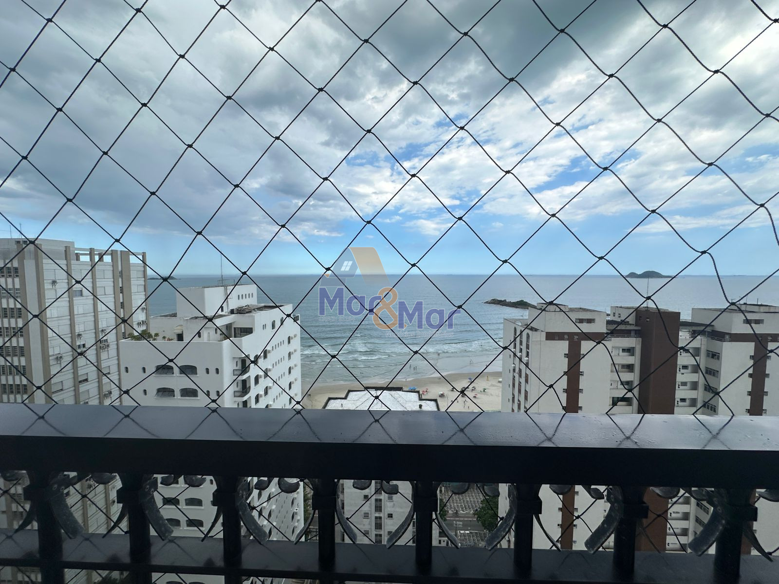 Apartamento na Praia das Pitangueiras, Guarujá - SP