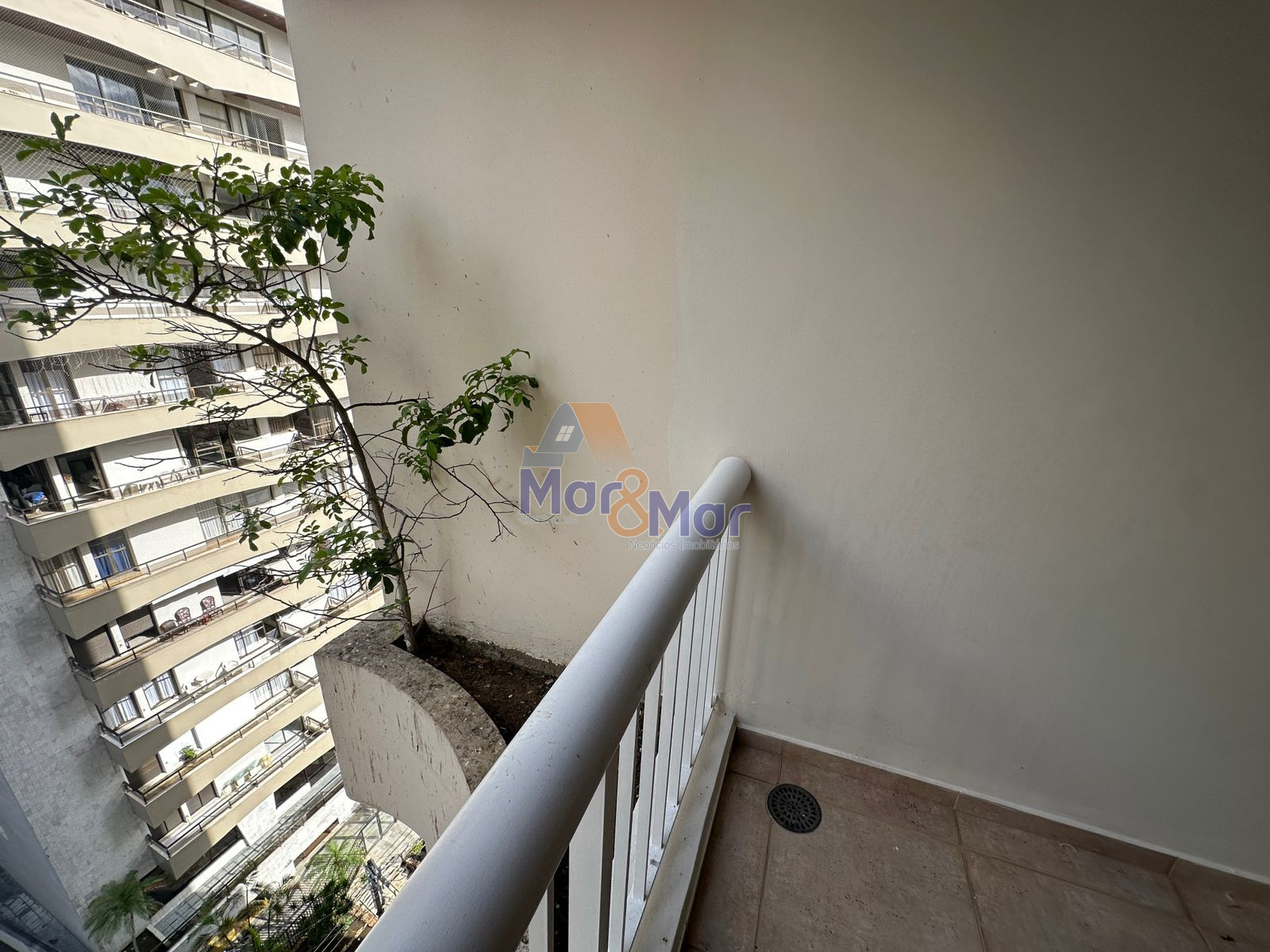 Apartamento na Praia das Pitangueiras, Guarujá - SP