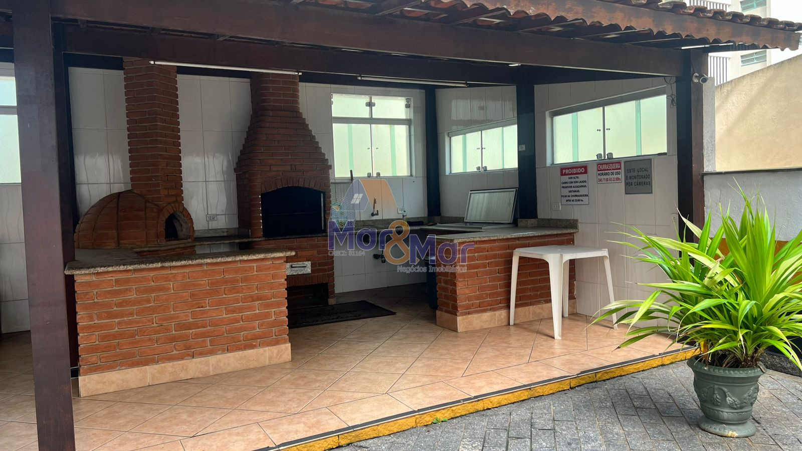 Apartamento na Praia das Pitangueiras, Guarujá - SP