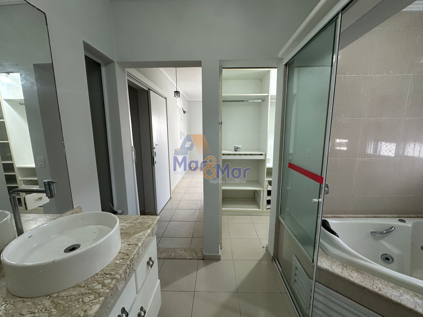 Apartamento na Praia das Pitangueiras, Guarujá - SP