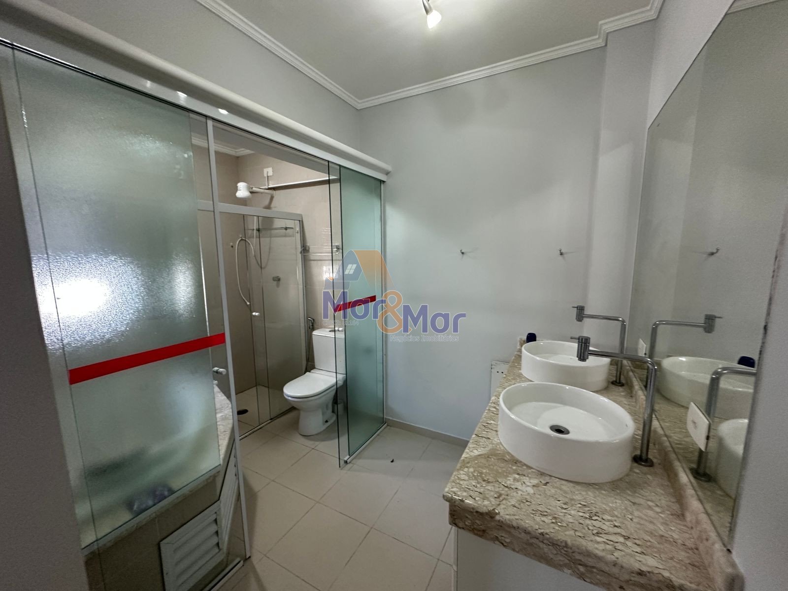 Apartamento na Praia das Pitangueiras, Guarujá - SP