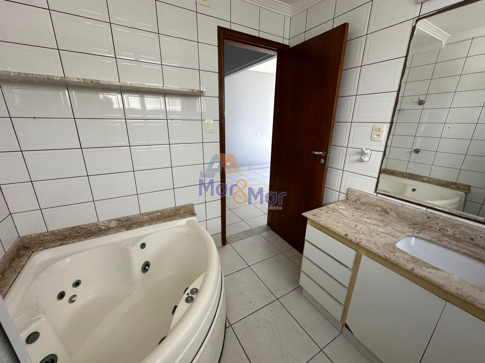 Apartamento na Praia da Pitanguerias - Guarujá