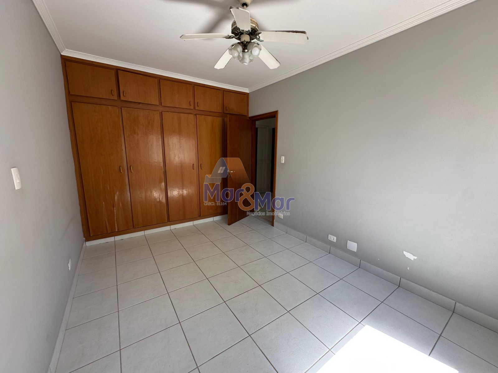 Apartamento à 50 Metros da Praia da Pitangueiras, Guarujá-SP