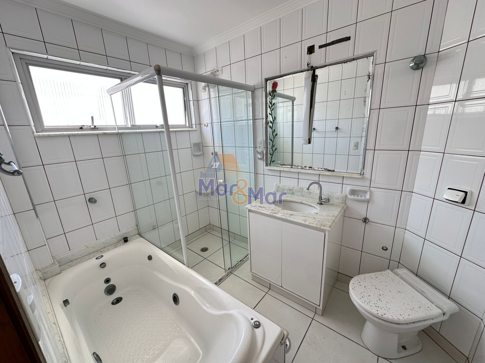 Apartamento à 50 Metros da Praia da Pitangueiras, Guarujá-SP