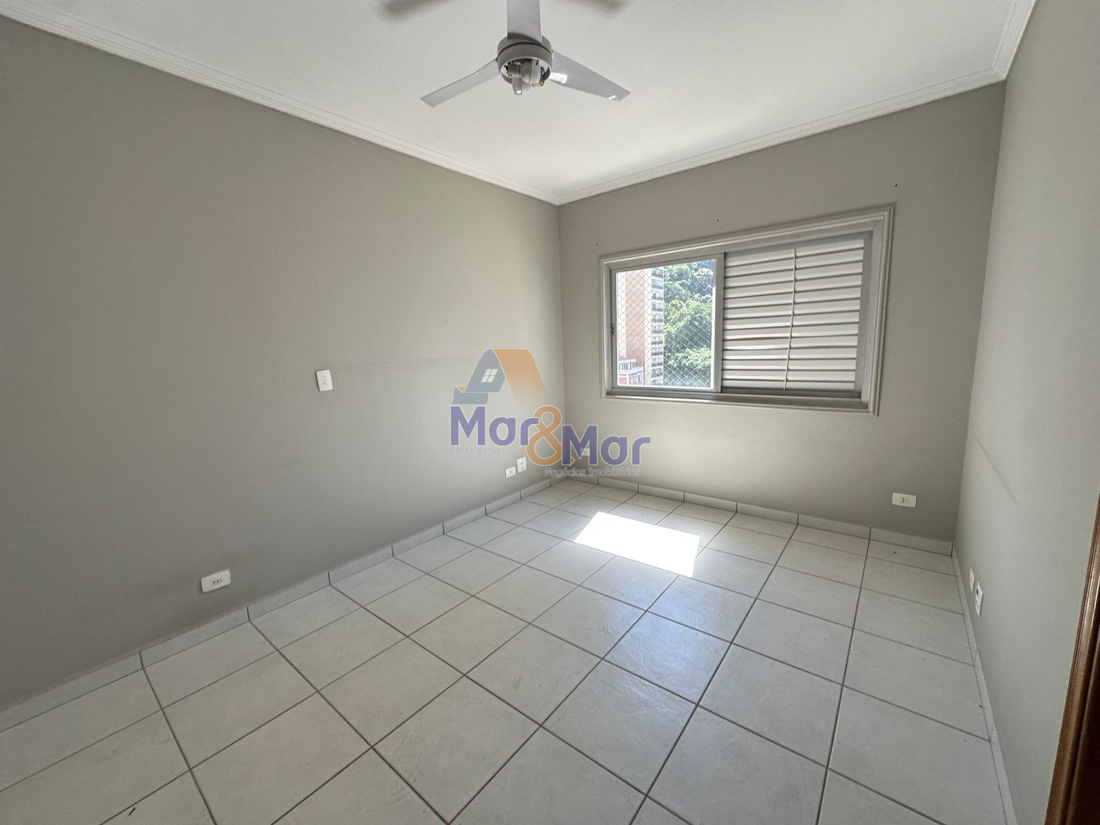 Apartamento à 50 Metros da Praia da Pitangueiras, Guarujá-SP