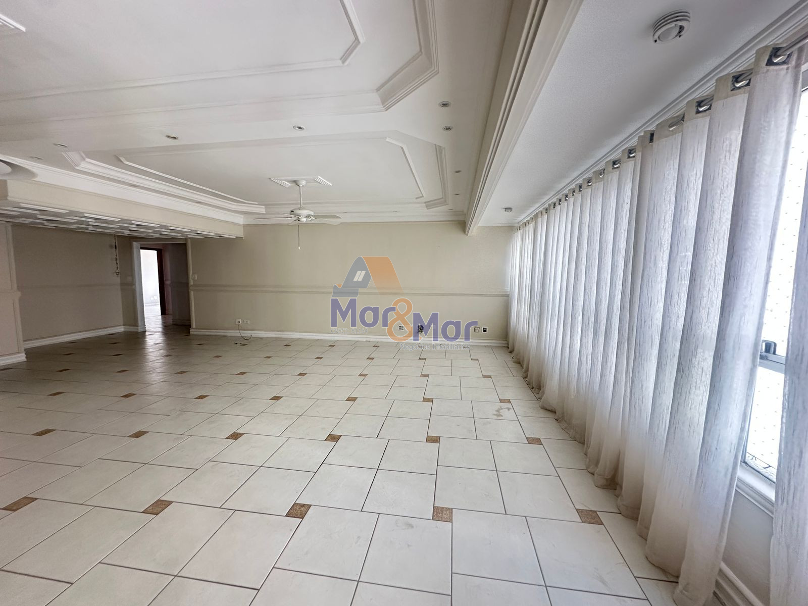 Apartamento à 50 Metros da Praia da Pitangueiras, Guarujá-SP