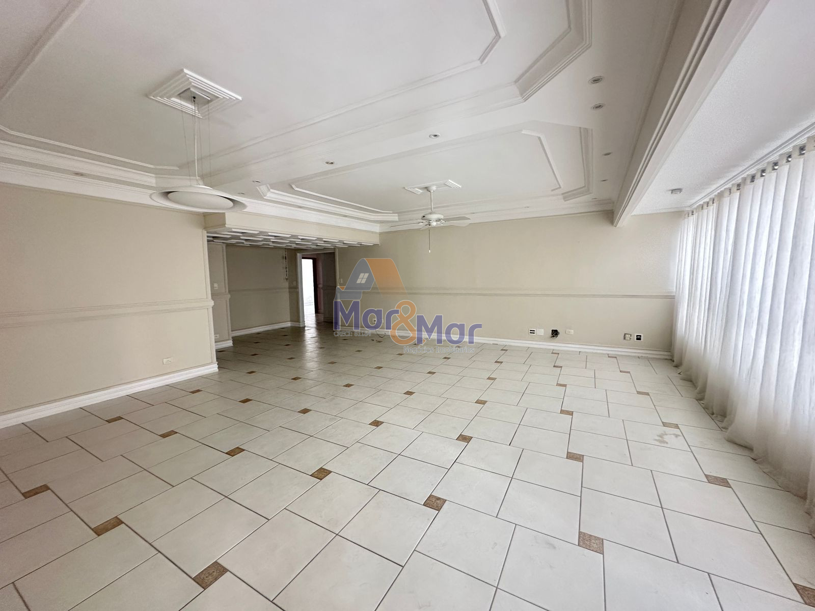 Apartamento à 50 Metros da Praia da Pitangueiras, Guarujá-SP