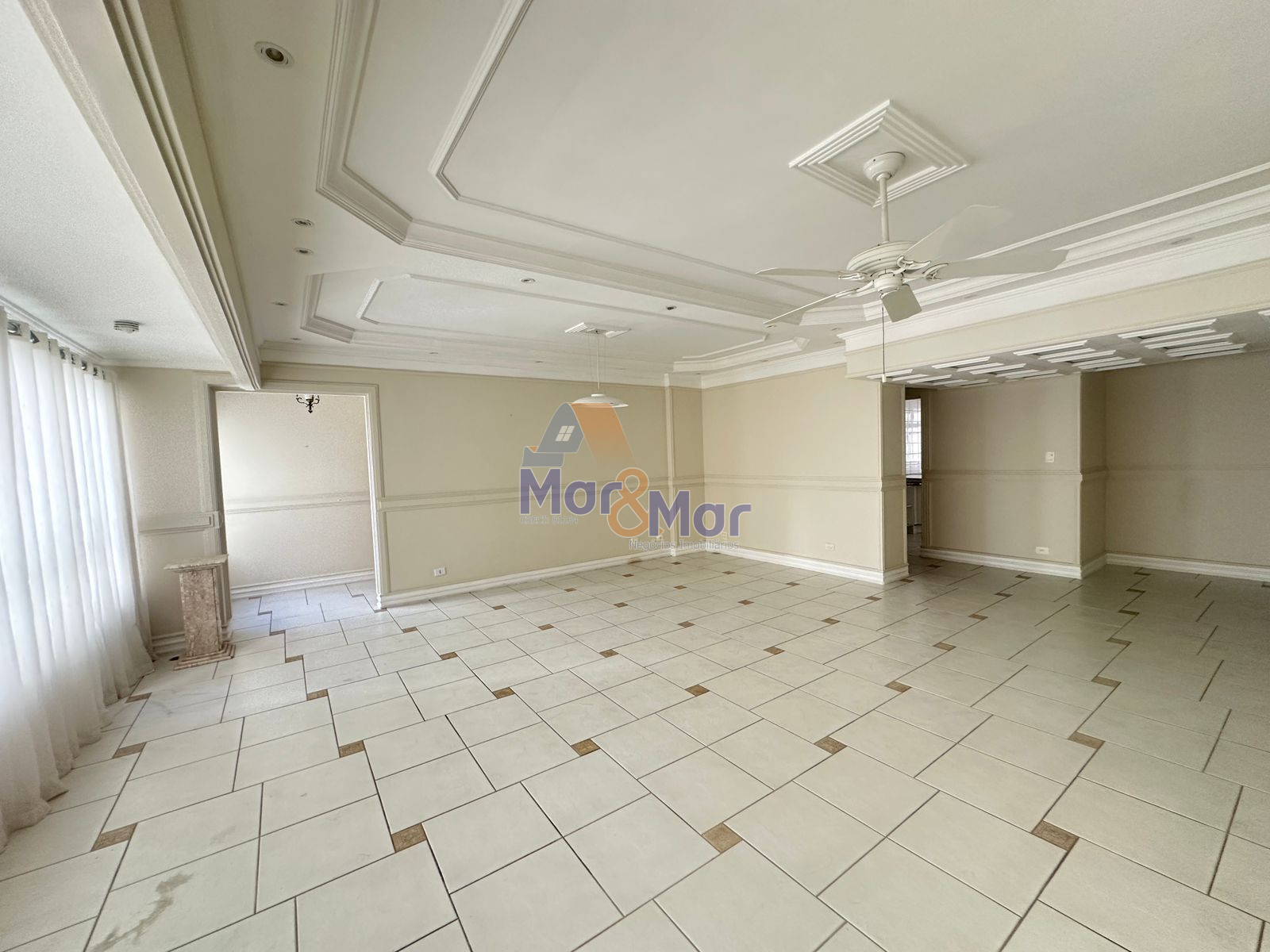 Apartamento à 50 Metros da Praia da Pitangueiras, Guarujá-SP