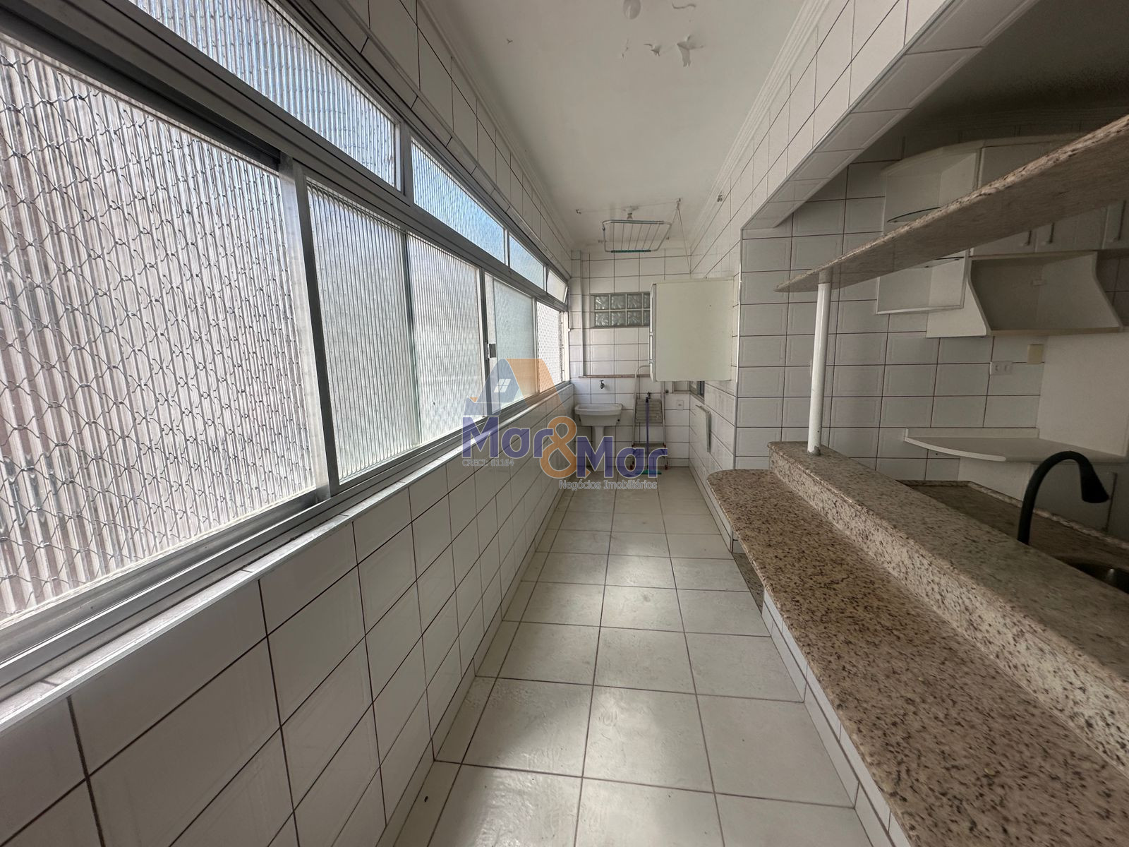 Apartamento à 50 Metros da Praia da Pitangueiras, Guarujá-SP