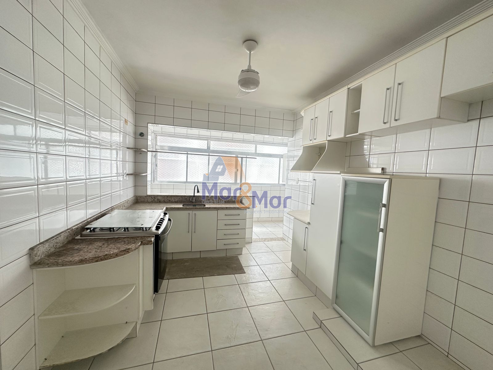 Apartamento à 50 Metros da Praia da Pitangueiras, Guarujá-SP