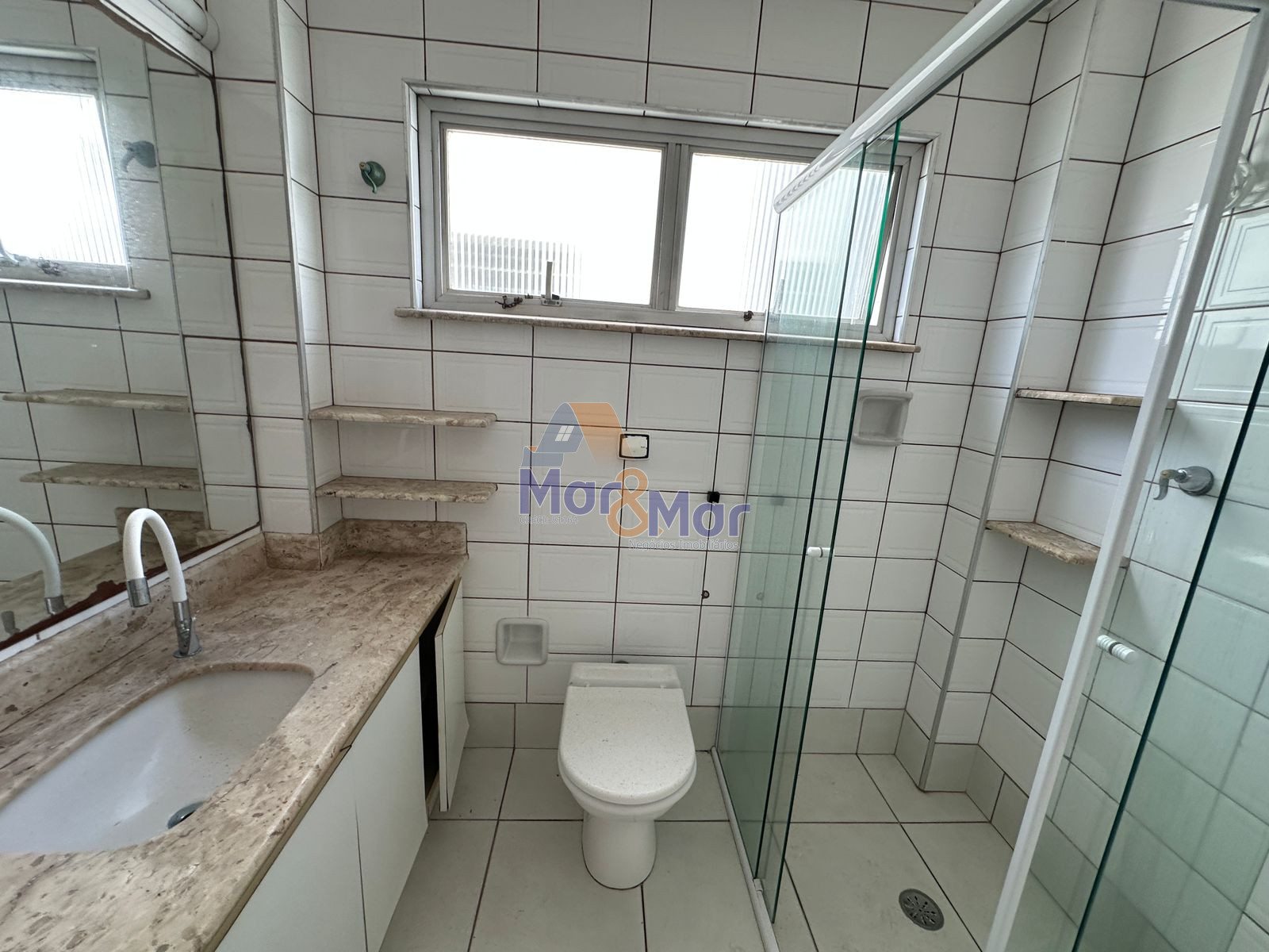 Apartamento à 50 Metros da Praia da Pitangueiras, Guarujá-SP