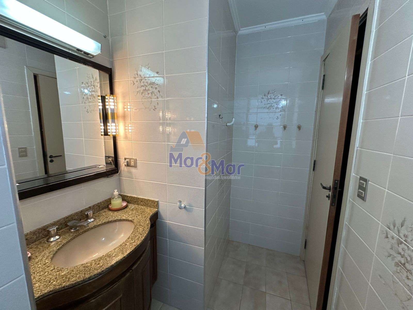 Apartamento Frente ao Mar nas Pitangueiras, Guarujá - SP