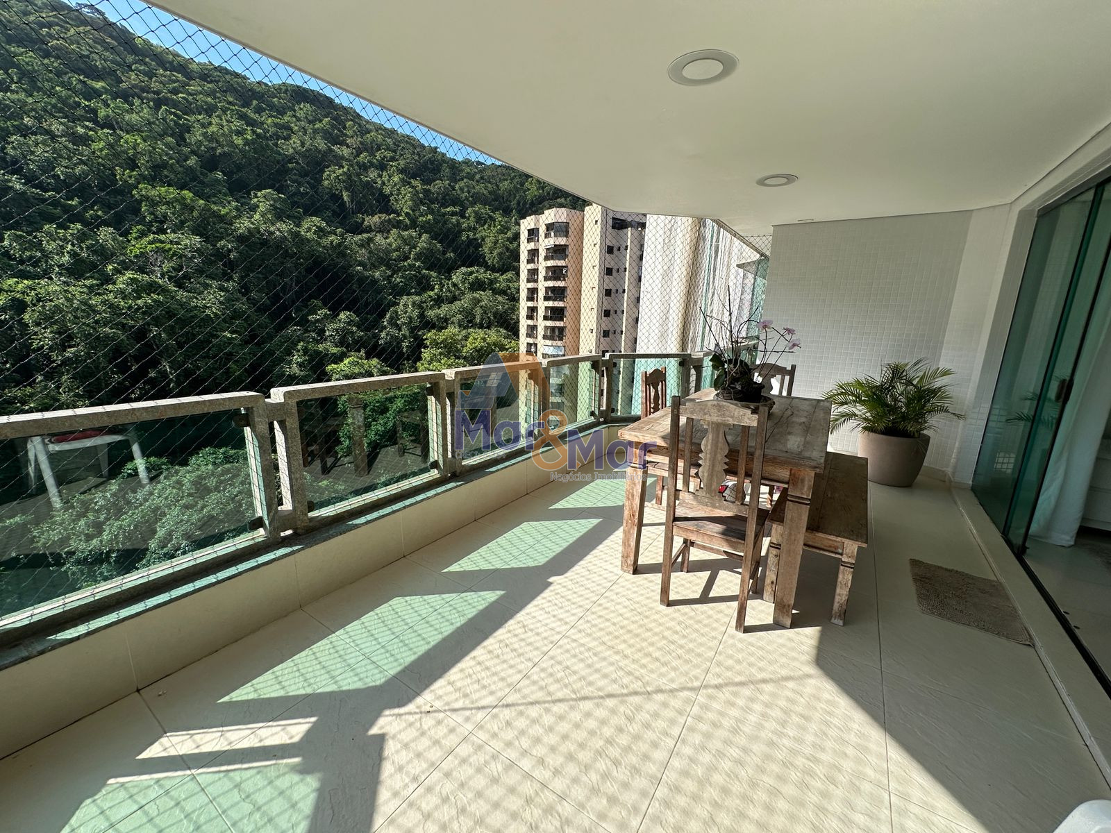 Apartamento na Praia da Pitangueiras, Guarujá - SP