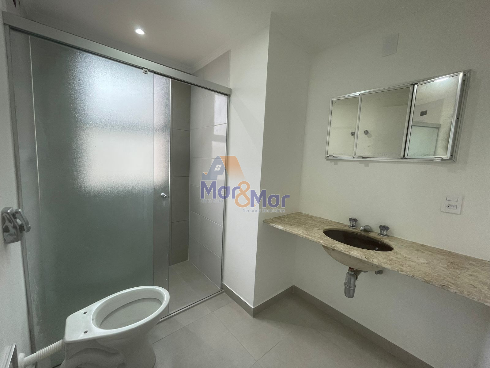 Apartamento na Praia das Pitangueiras, Guarujá - SP
