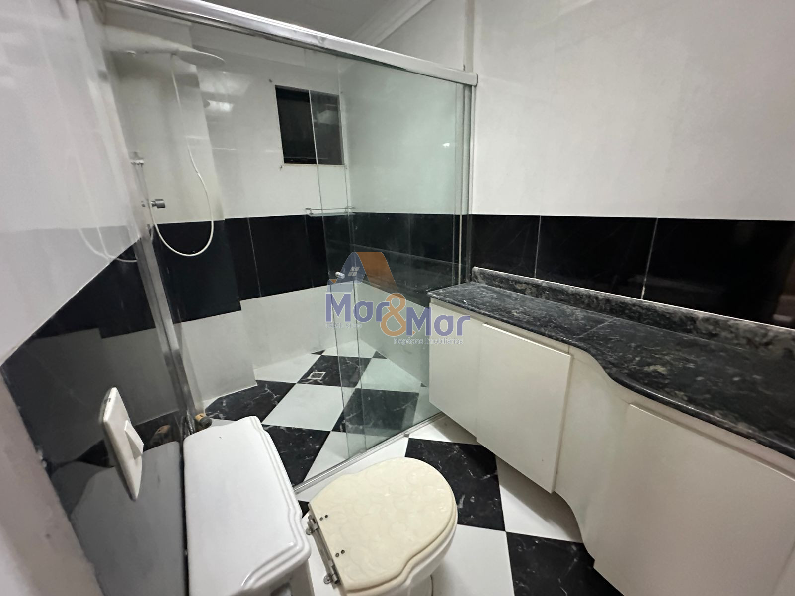 Apartamento na Praia das Pitangueiras, Guarujá - SP