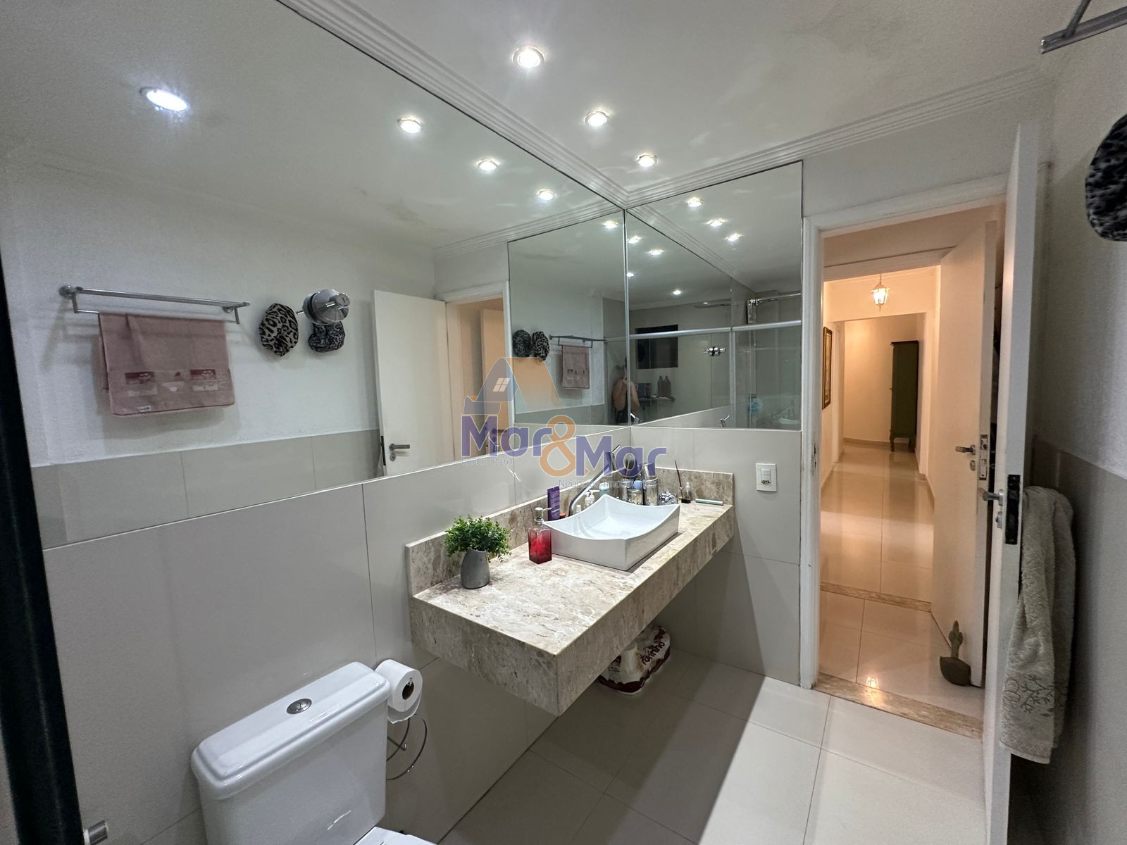 Apartamento na Praia das Pitangueiras, Guarujá - SP