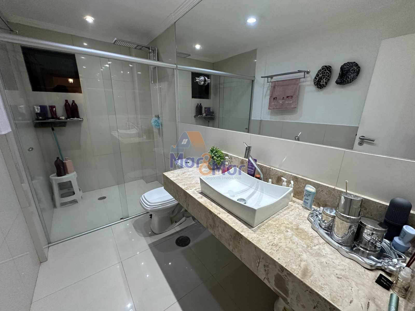 Apartamento na Praia das Pitangueiras, Guarujá - SP