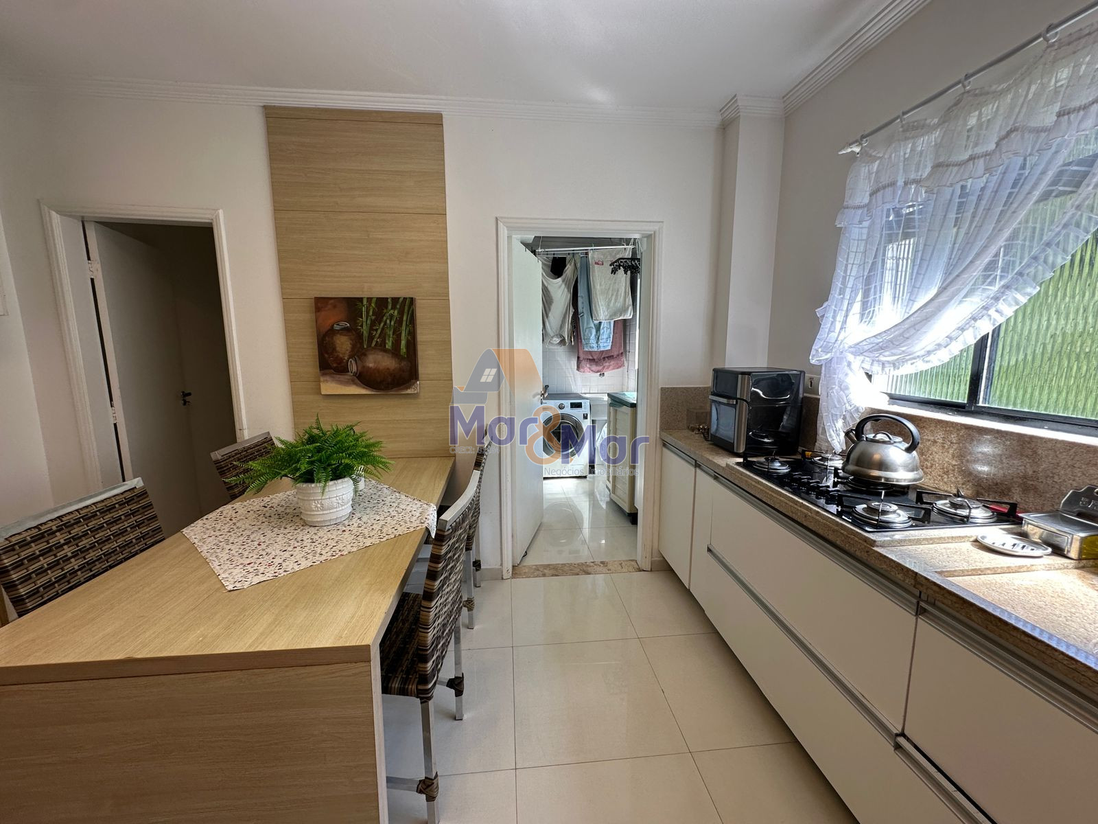 Apartamento na Praia das Pitangueiras, Guarujá - SP