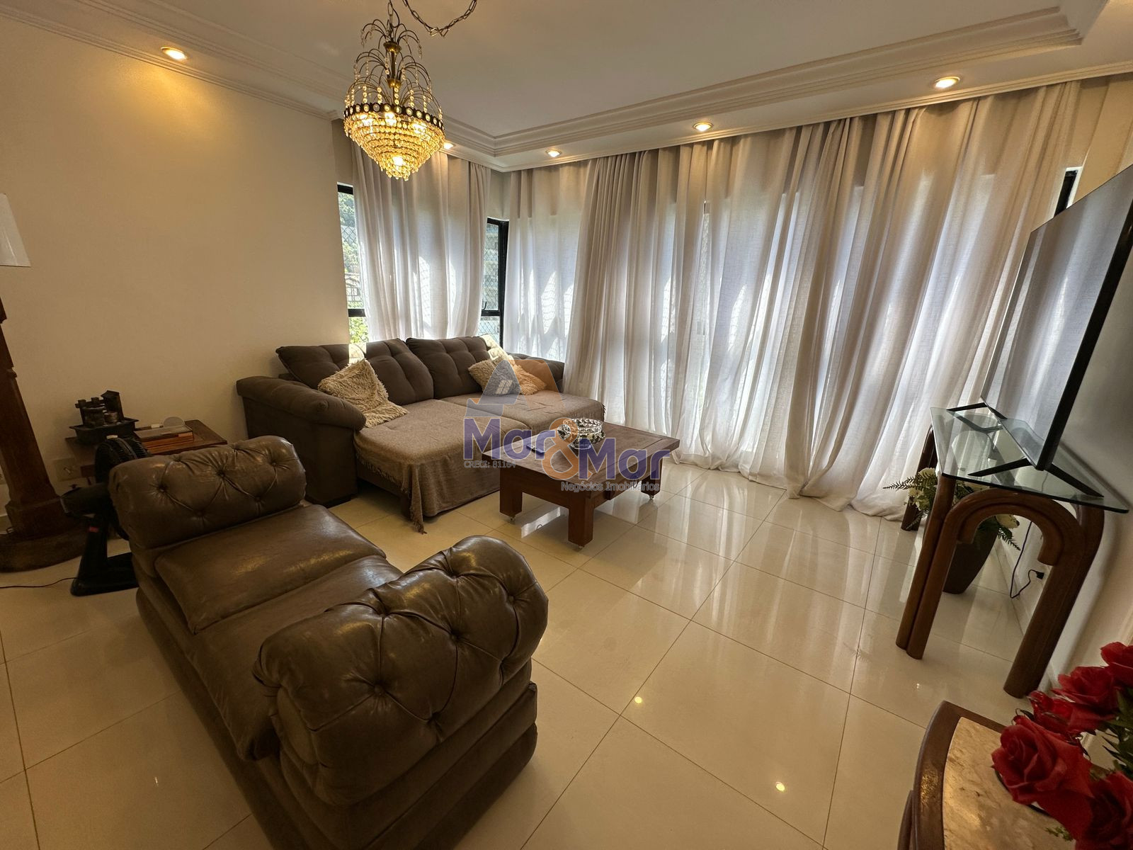 Apartamento na Praia das Pitangueiras, Guarujá - SP