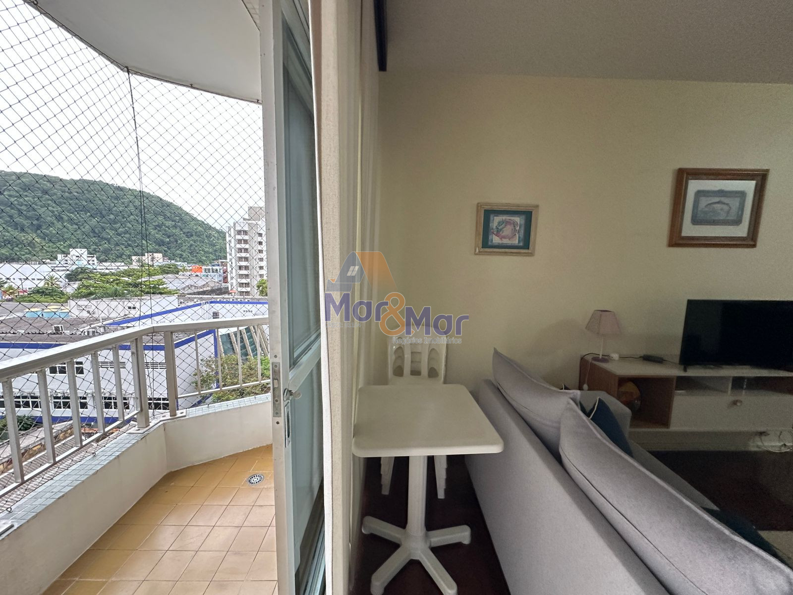 Apartamento na Praia das Pitangueiras, Guarujá - SP