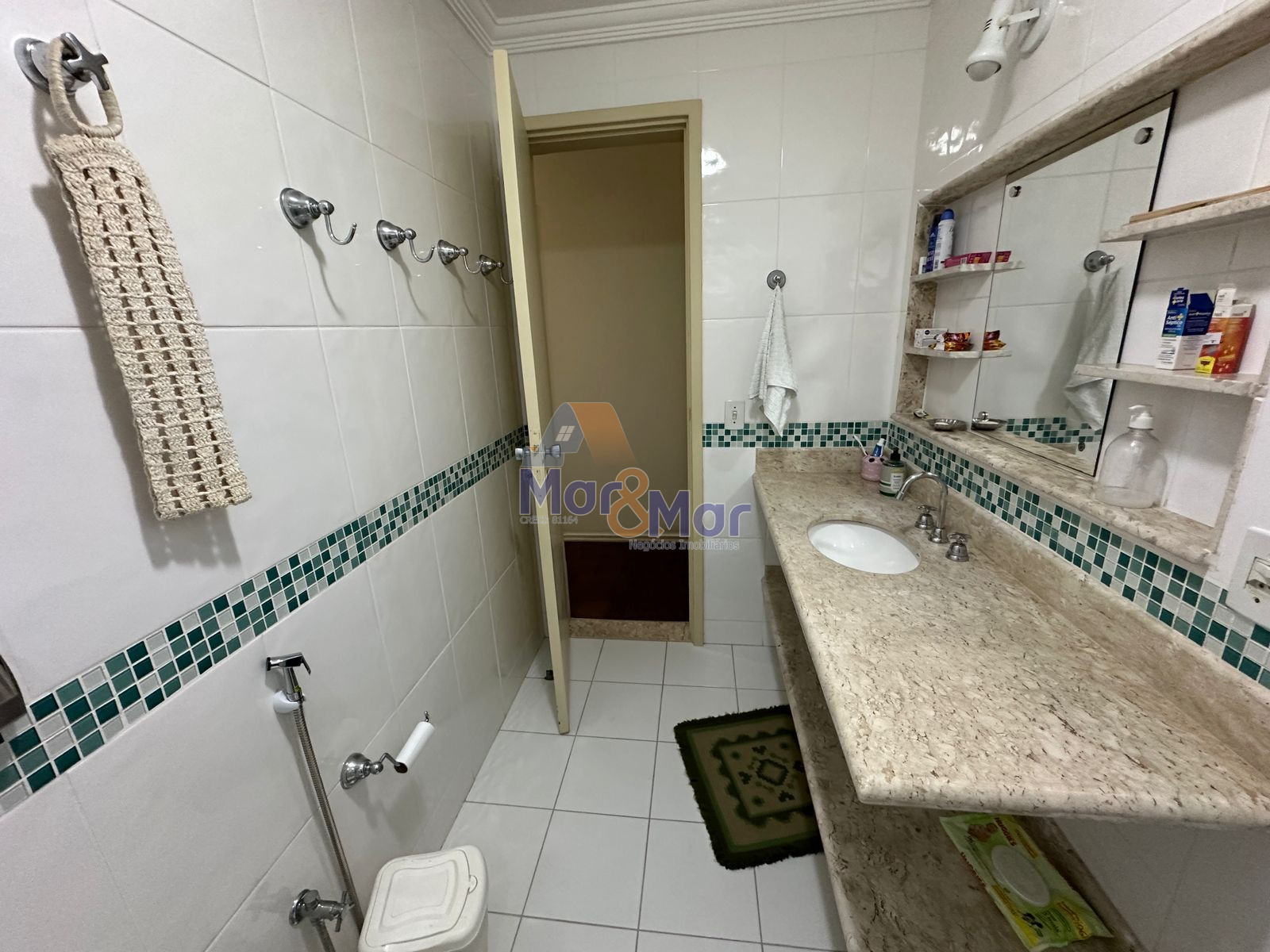 Apartamento na Praia das Pitangueiras, Guarujá - SP